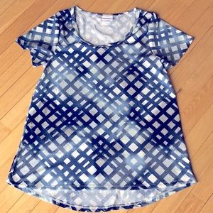 Selling a ladies size medium LuLaRoe classic T
